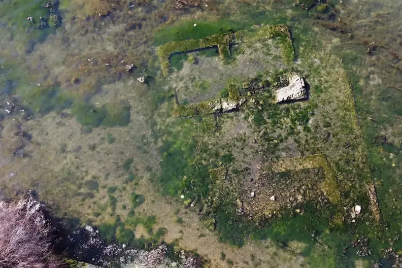 В Италии со дна озера поднялась затопленная римская вилла