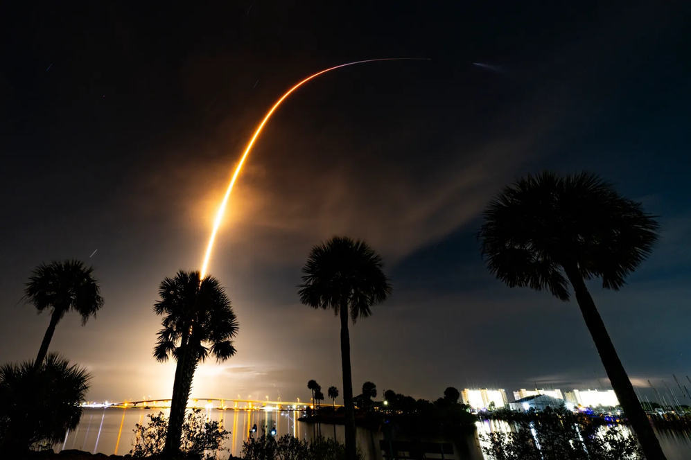 SpaceX запустил первую в истории пилотируемую миссию над полюсами Земли