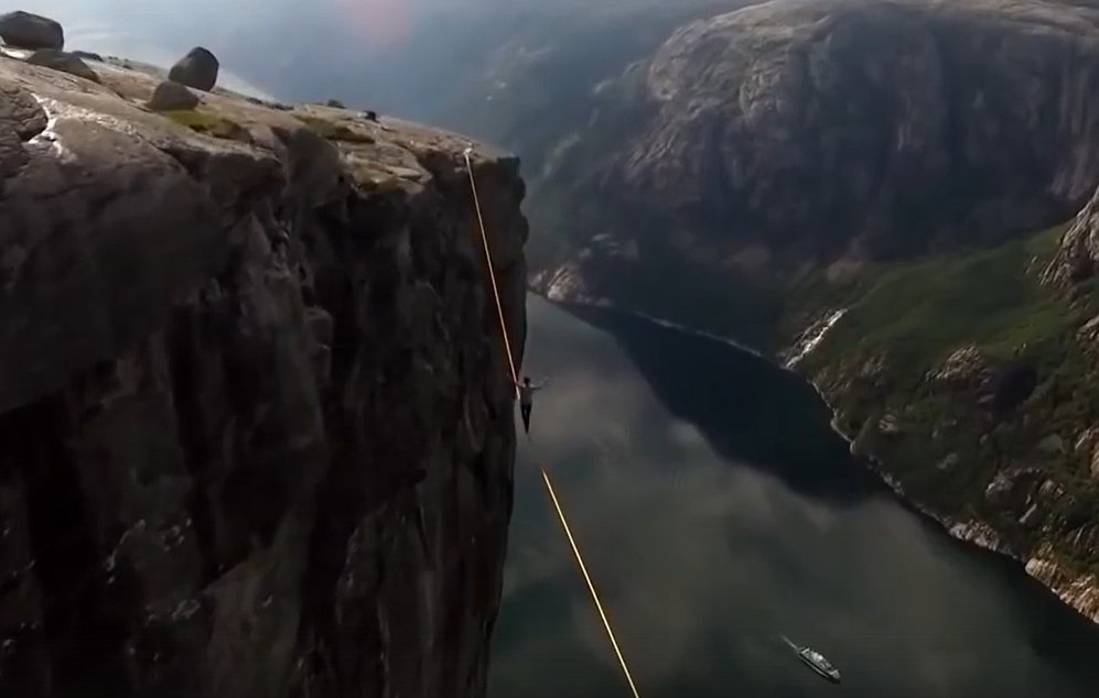 Прогулки над пропастью: хобби экстремала-канатоходца