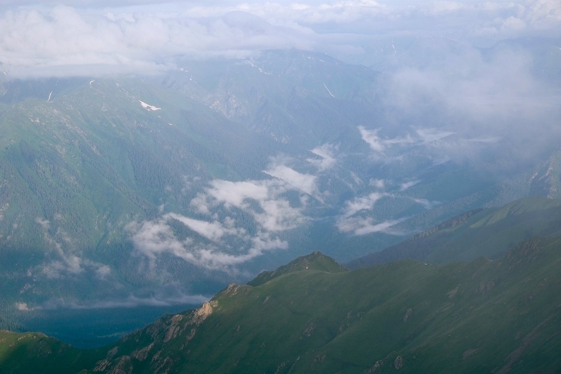 Утренний туман в горных складках