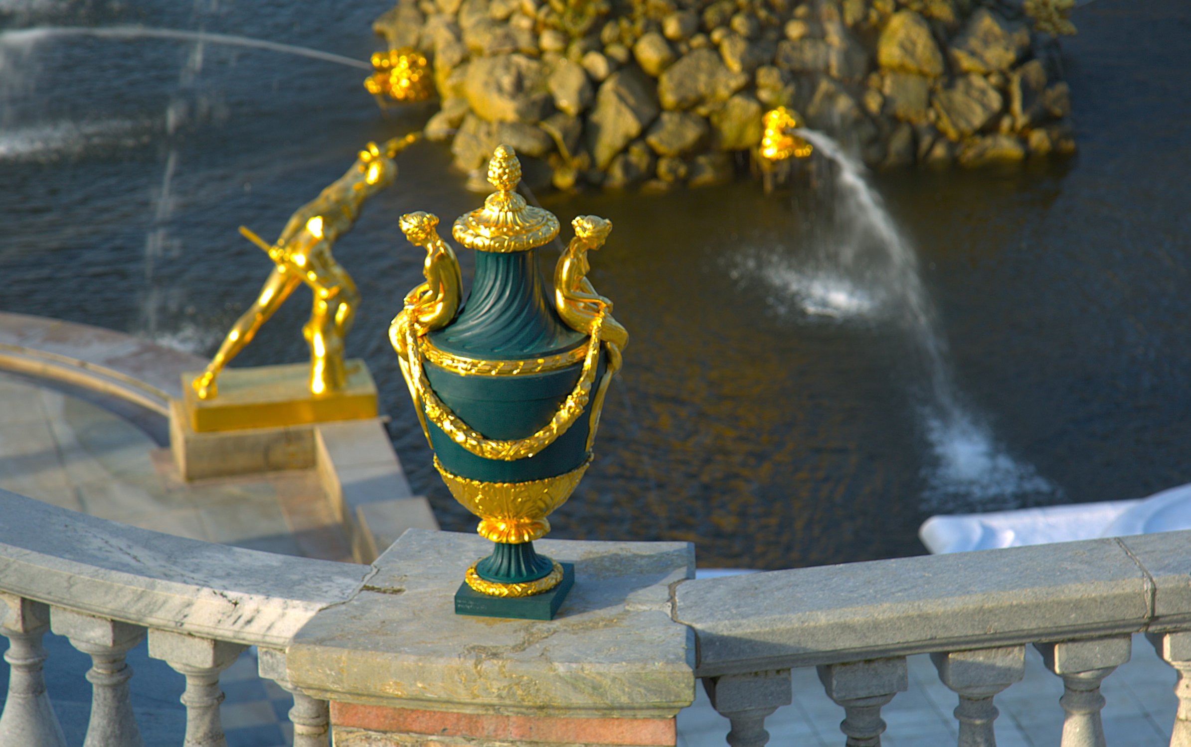 Вазон у фонтана