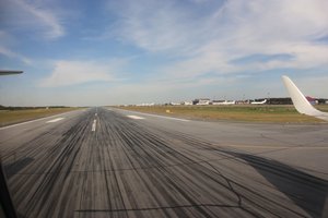 Пассажир в Сургуте опоздал на рейс и пытался догнать самолет