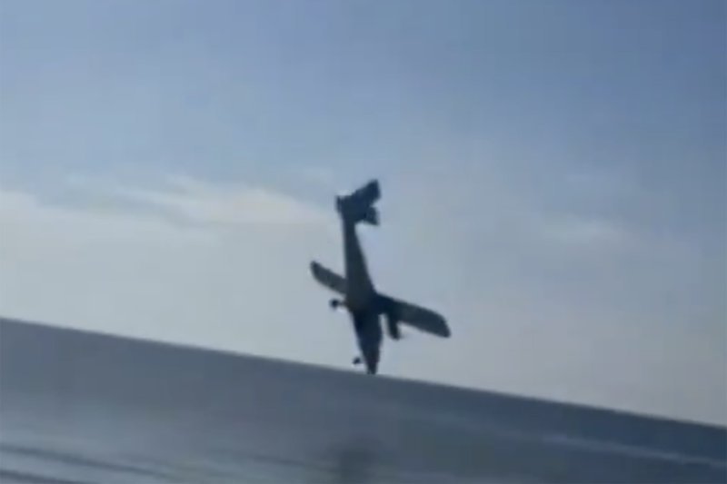 В Таиланде самолет с людьми упал в море