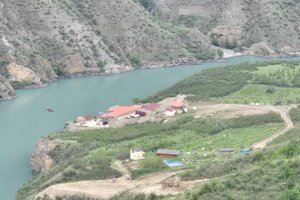В Сулакском каньоне катер с туристами врезался в скалу