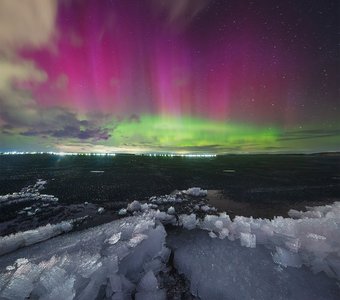 Буйство красок северного сияния над последним льдом Южноуральского озера