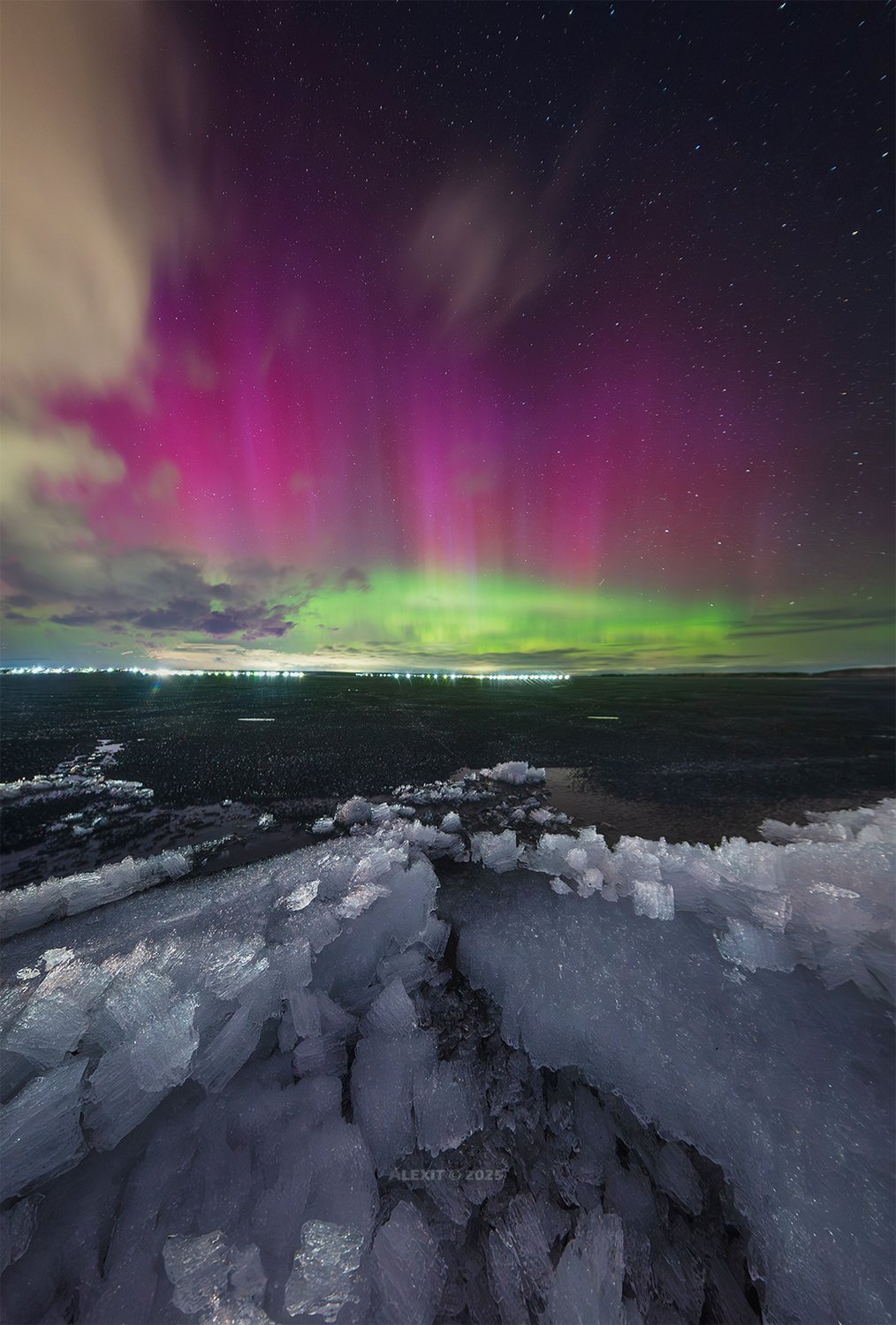 Буйство красок северного сияния над последним льдом Южноуральского озера