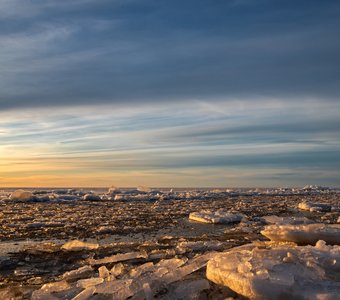 Весенний закат на озере