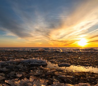Весенний закат на озере