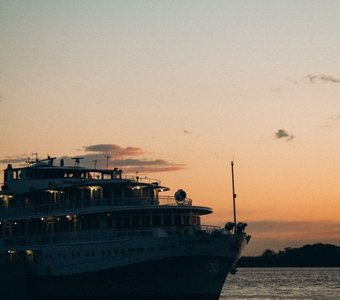 Теплоход Козьма Минин