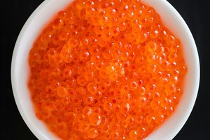 Россиянам хотят запретить перевозить в самолетах красную икру