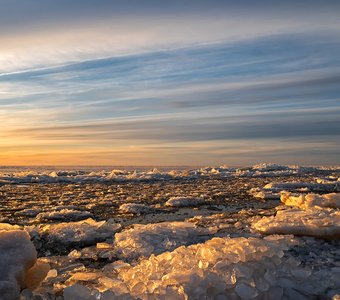 Весенний закат на озере