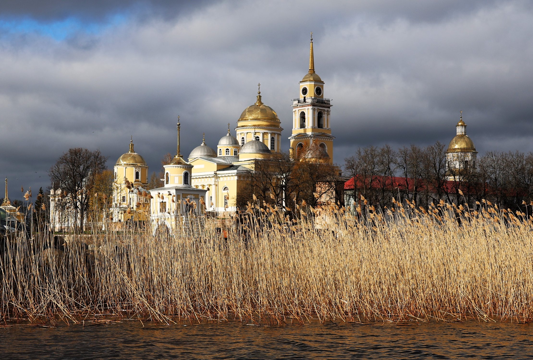 Возрожденный. Нило-Столобенская пустынь - это мужской монастырь на острове Столобный на озере Селигер