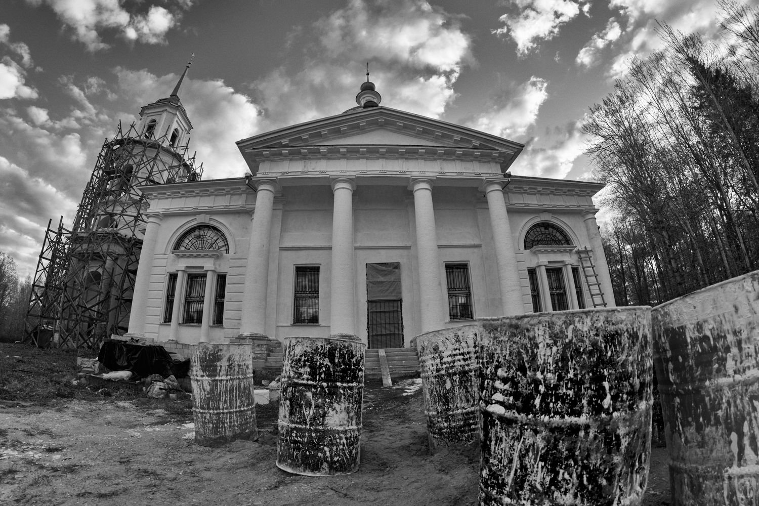 Реставрация церкви, ч/б