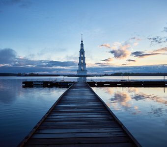 Баржа и колокольня