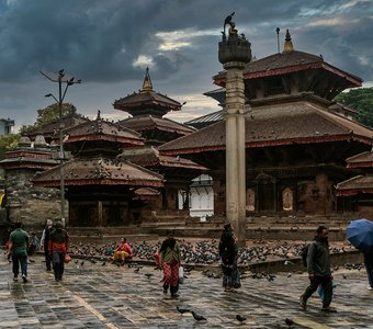 Площадь Дурбар. Дождь.