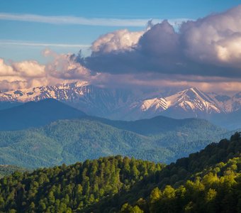 Укрывшись облаками.