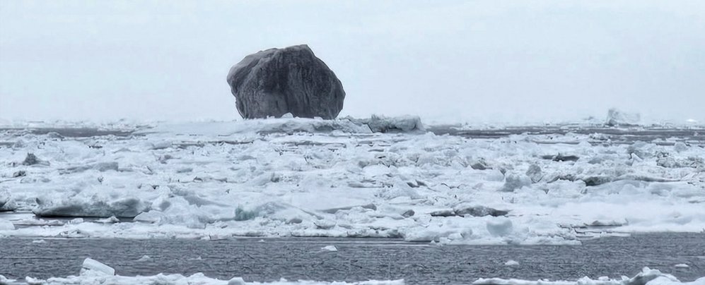 Черный айсберг в Лабрадорском море напугал рыбаков