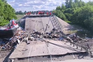 В Брянской области мост рухнул на пассажирский поезд. Есть погибшие
