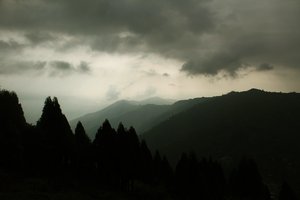 Под осадой стихии: больше тысячи туристов застряли в Гималаях