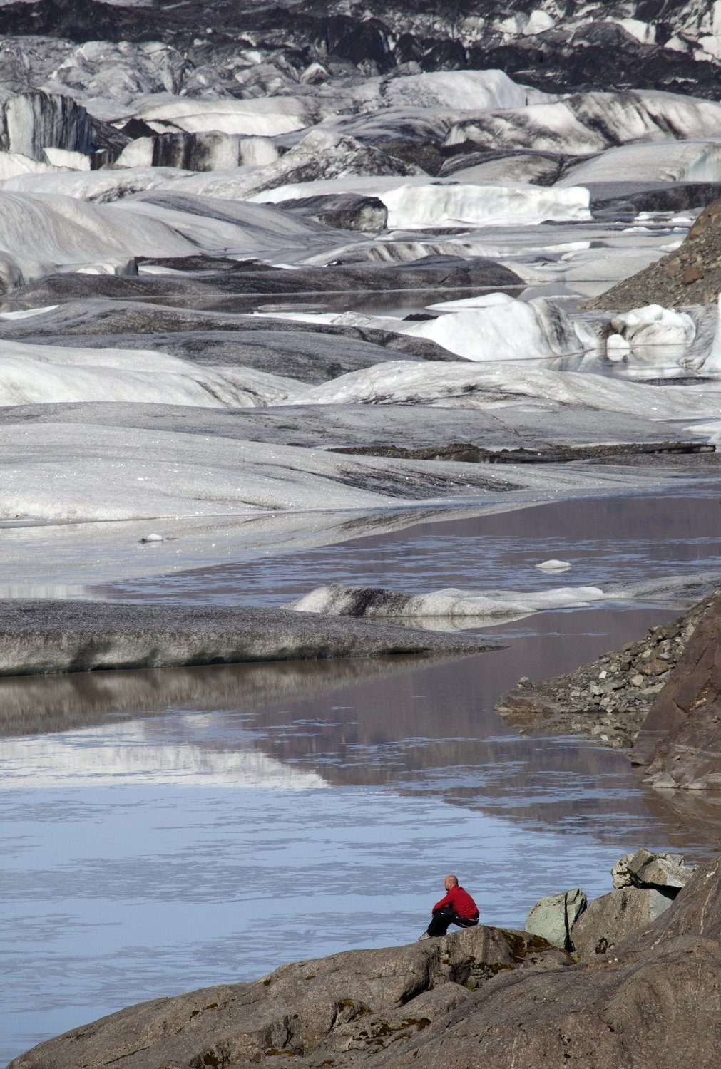 Иногда счастливым быть так просто. Исландский пейзаж с мужчиной в красном свитере