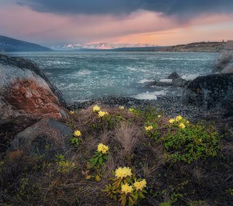 Озеро_Момонтай пейзажи_Колымы Магаданская_область июньский_лёд закат вечер белые_ночи