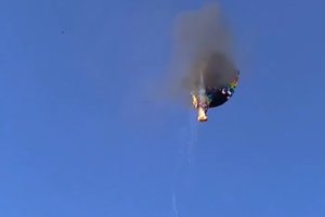 В Бразилии воздушный шар загорелся прямо в небе: корзина с людьми рухнула на землю