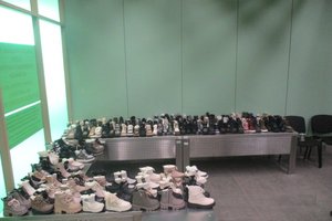 Китаец со 190 ботинками на правую ногу попался на российской таможне