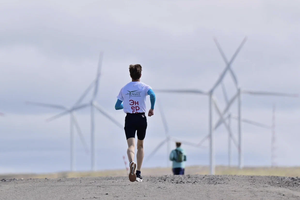 Бег по ветру: на Кольском полуострове устроили забег среди ветряков