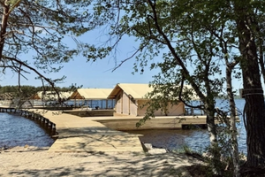 На Сямозере открылся первый акваглэмпинг Карелии: палатки прямо на воде, пирс и купольная беседка