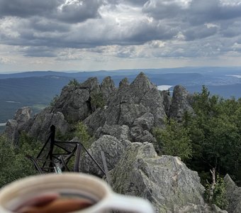 Минута отдыха на вершине Двуглавая Сопка. Таганай