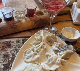 Уральские деликатесы - пельмени с брусникой в шампанском