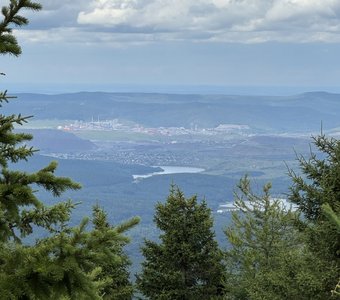 Вид на г.Сатку с вершины Зюраткуль