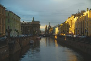 Катер с туристами в Санкт-Петербурге почти столкнулся с теплоходом