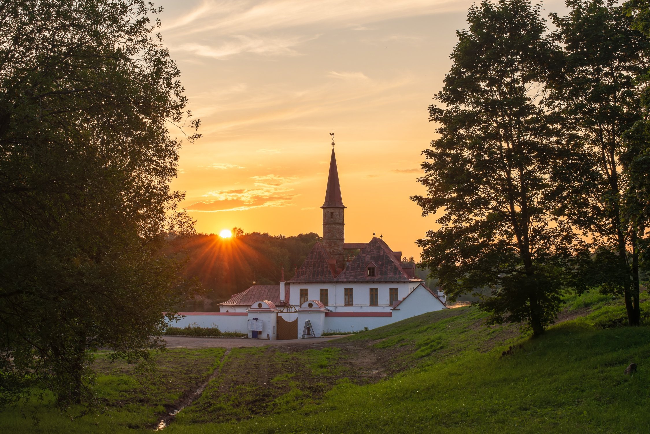 Приоратский дворец на закате