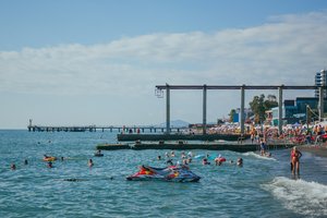 В Сочи туристам начали продавать тень на пляжах