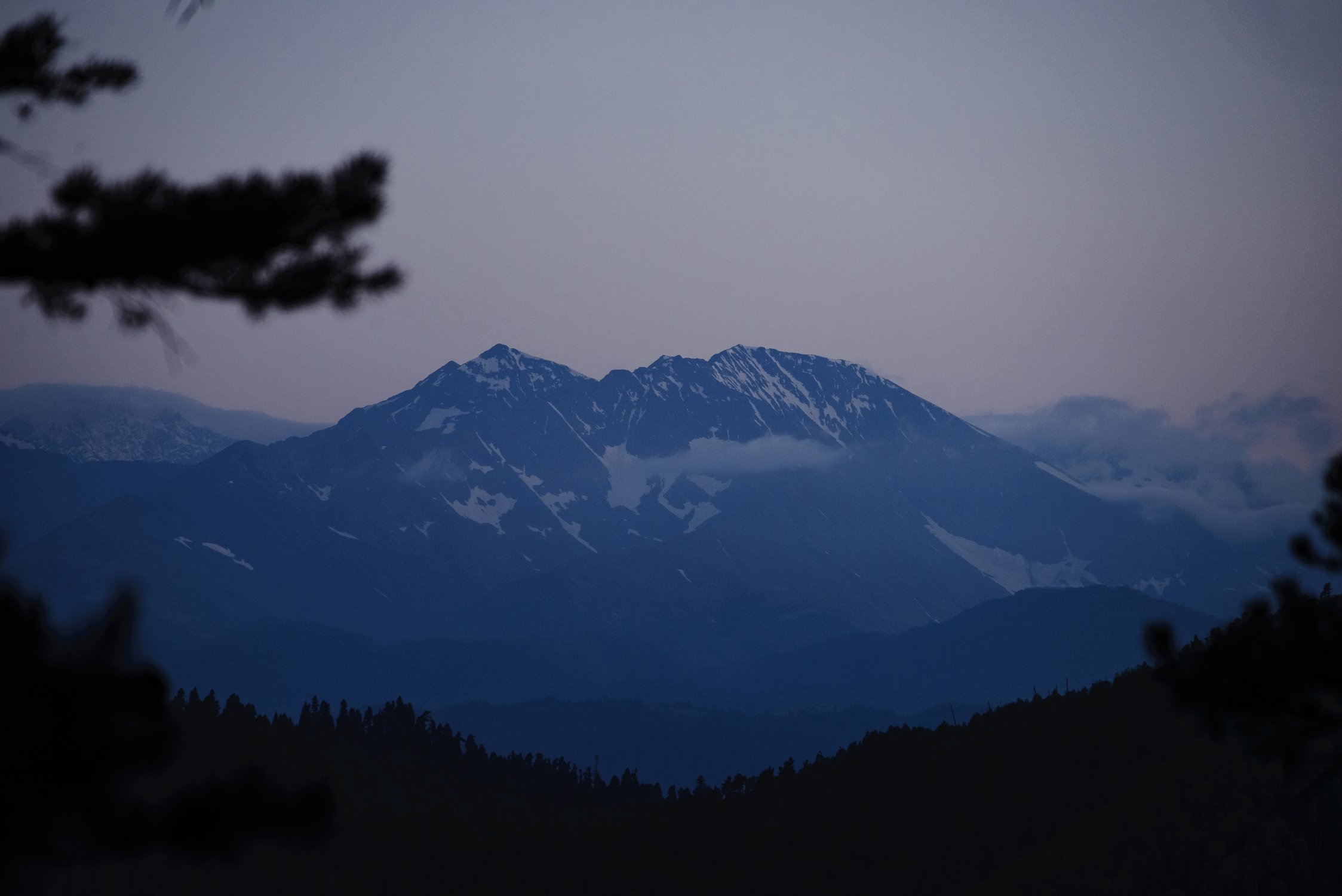 Гора Оштен в закатных сумерках, Адыгея