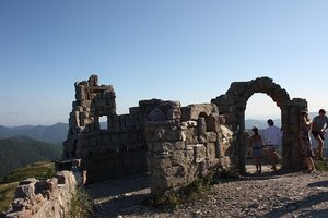 Вандалы испортили крепость «Грозовые ворота» в Геленджике