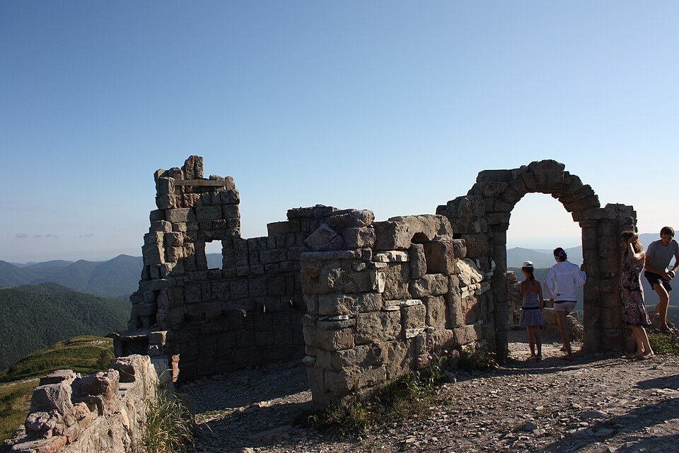 Вандалы испортили крепость «Грозовые ворота» в Геленджике