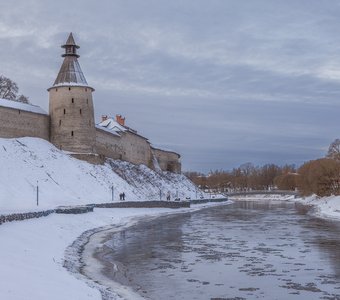 Зима...По берегу Псковы...