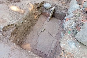 В Великом Новгороде обнаружили редчайший саркофаг для богачей