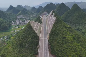 В Китае «сбрили» горы ради автомагистрали