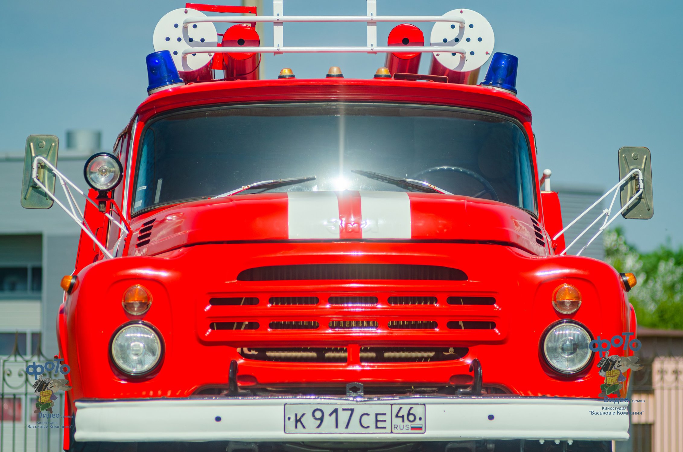 Памятник пожарному ретро-автомобилю ЗИЛ-130. Город Курск