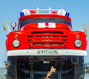 памятник пожарному ретро-автомобилю ЗИЛ-130. город Курск