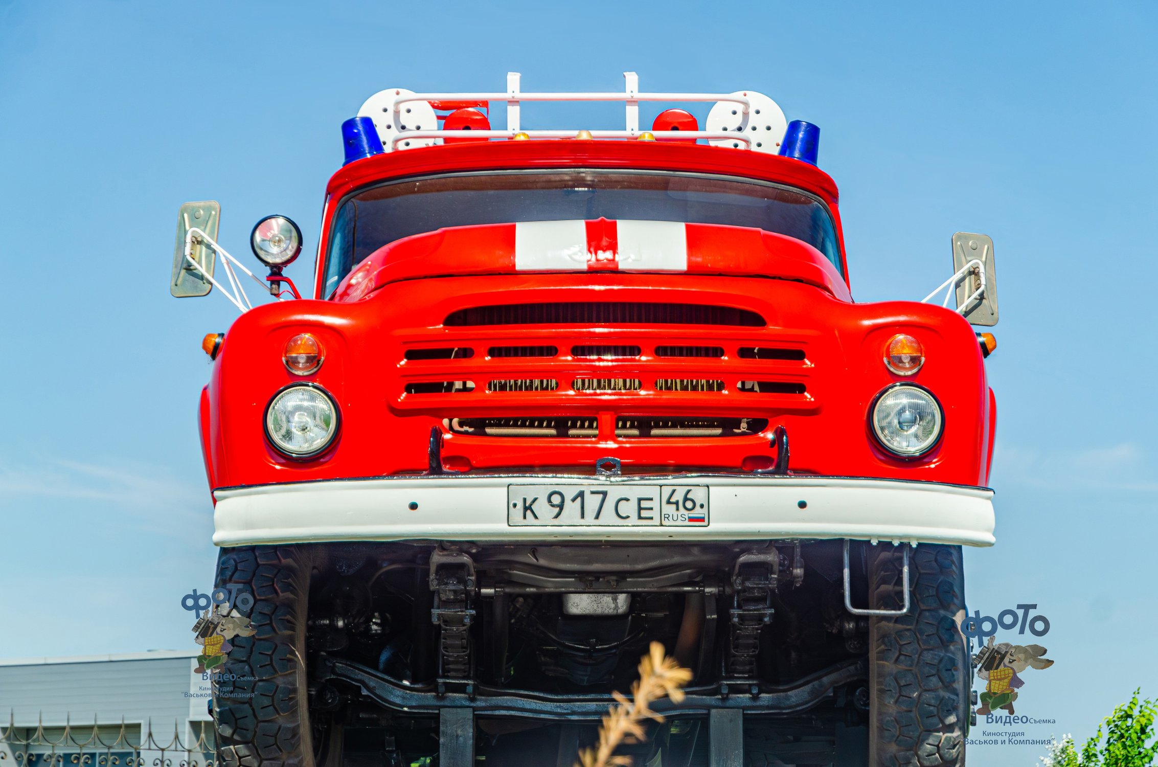 Памятник пожарному ретро-автомобилю ЗИЛ-130. Город Курск