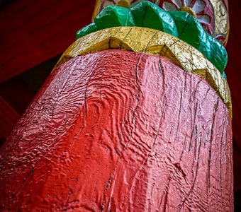 Колонна с разноцветными элементами