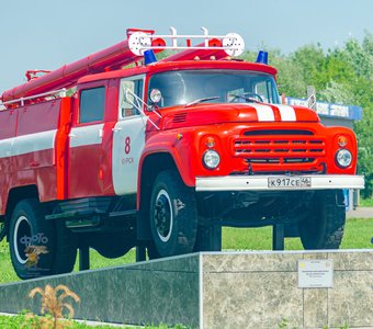 памятник пожарному ретро-автомобилю ЗИЛ-130. город Курск