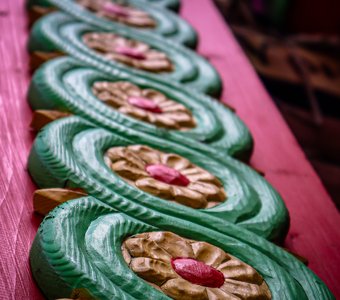 Орнамент в виде цветка с лепестками и центральным элементом