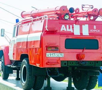 памятник пожарному ретро-автомобилю ЗИЛ-130. город Курск