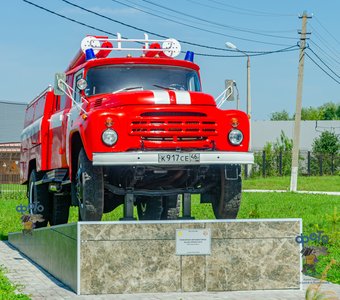 памятник пожарному ретро-автомобилю ЗИЛ-130. город Курск