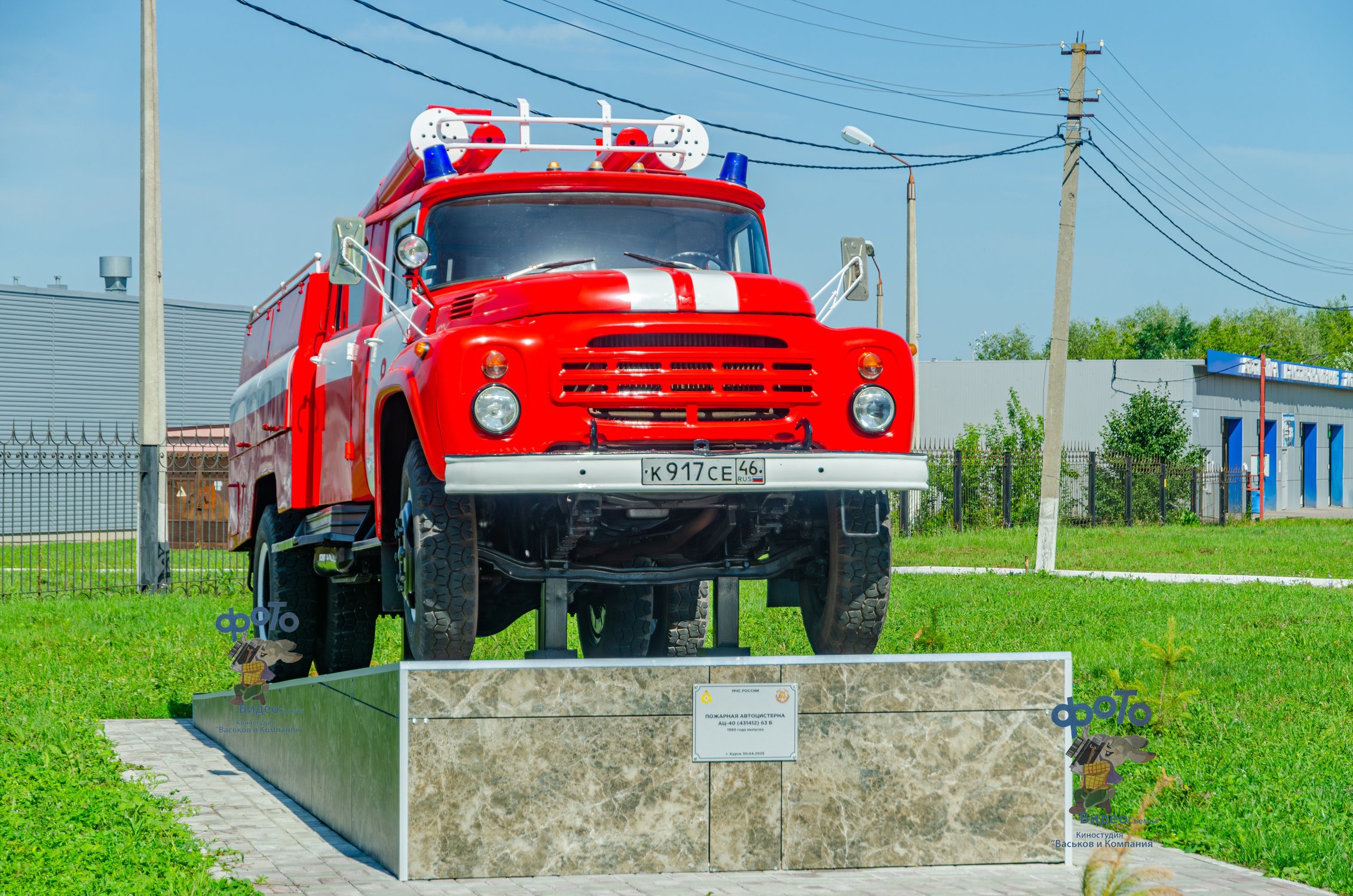 Памятник пожарному ретро-автомобилю ЗИЛ-130. Город Курск
